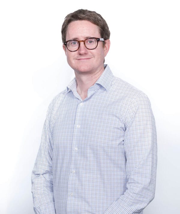 Hombre con gafas y camisa de cuadros