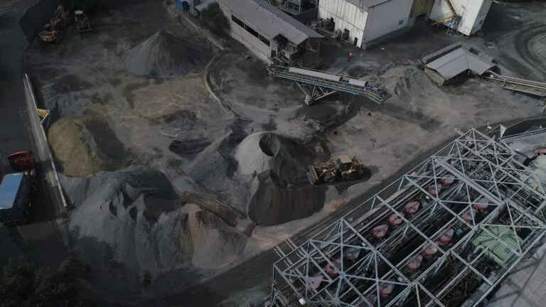 Vista aérea de planta de áridos industrial