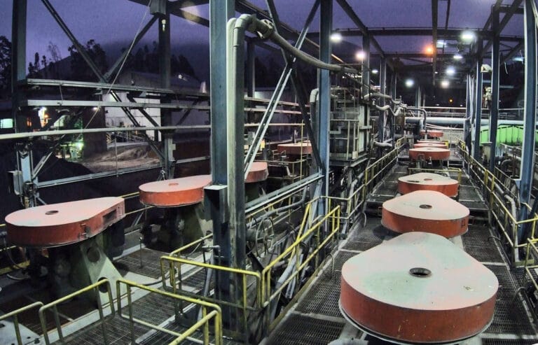 Planta industrial con tanques y pasarelas metálicas