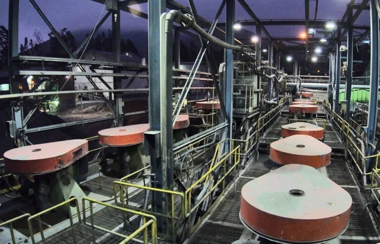 Planta industrial con tanques y pasarelas metálicas