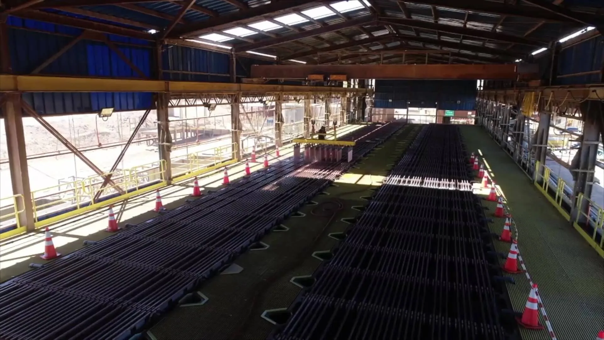 Interior de nave industrial con tubos metálicos alineados