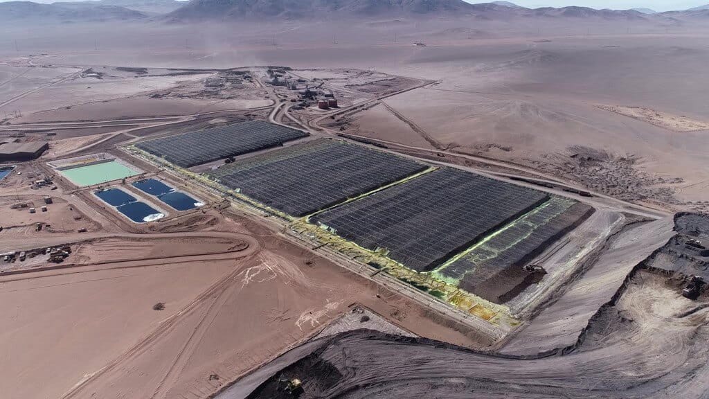 Vista aérea de estanques industriales en el desierto