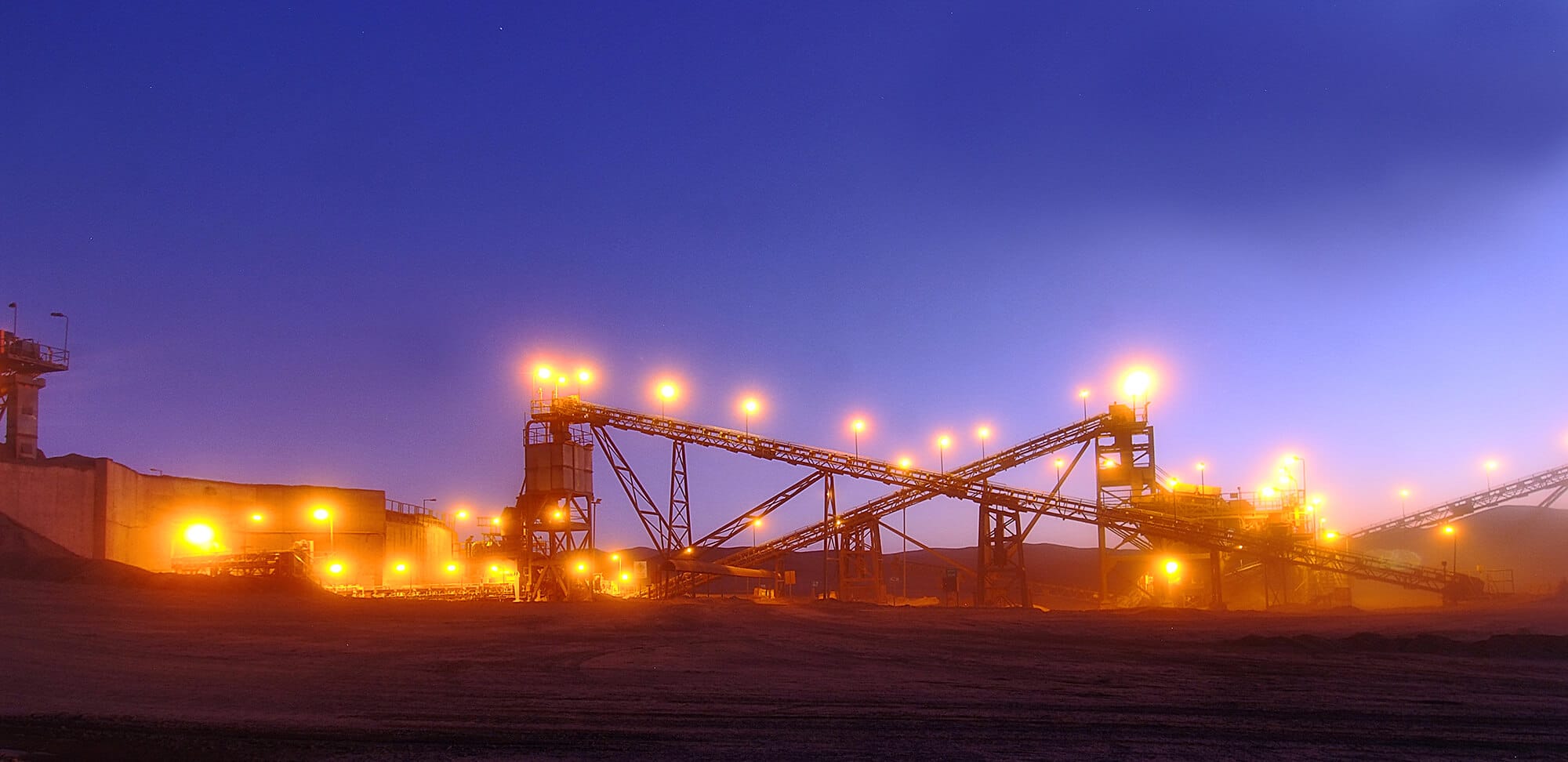 Planta industrial minera iluminada de noche
