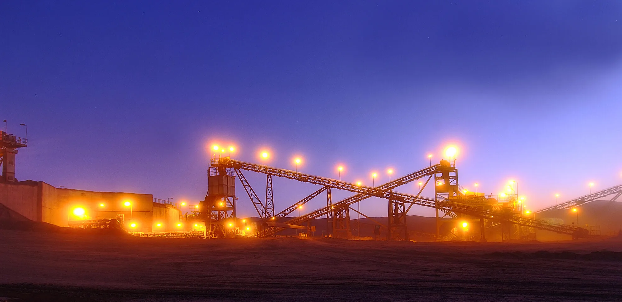 Planta industrial minera iluminada de noche