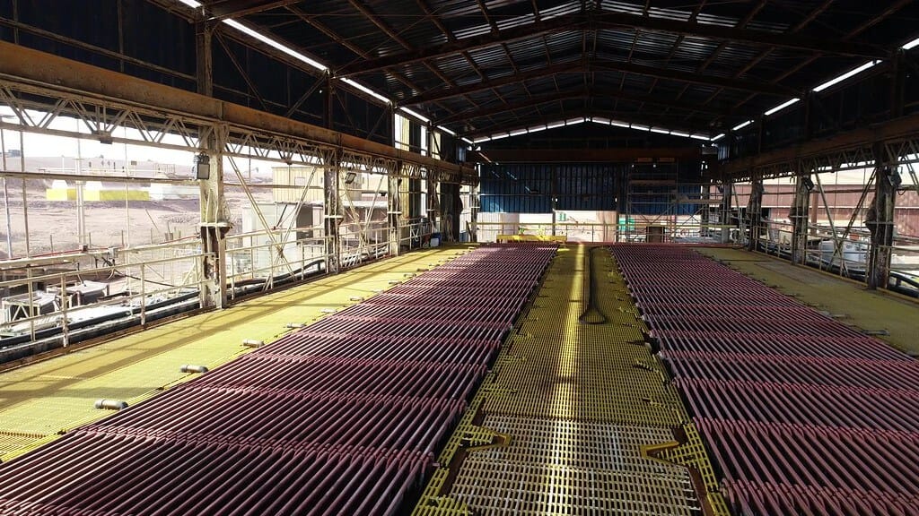 Interior de nave industrial con tubos metálicos alineados
