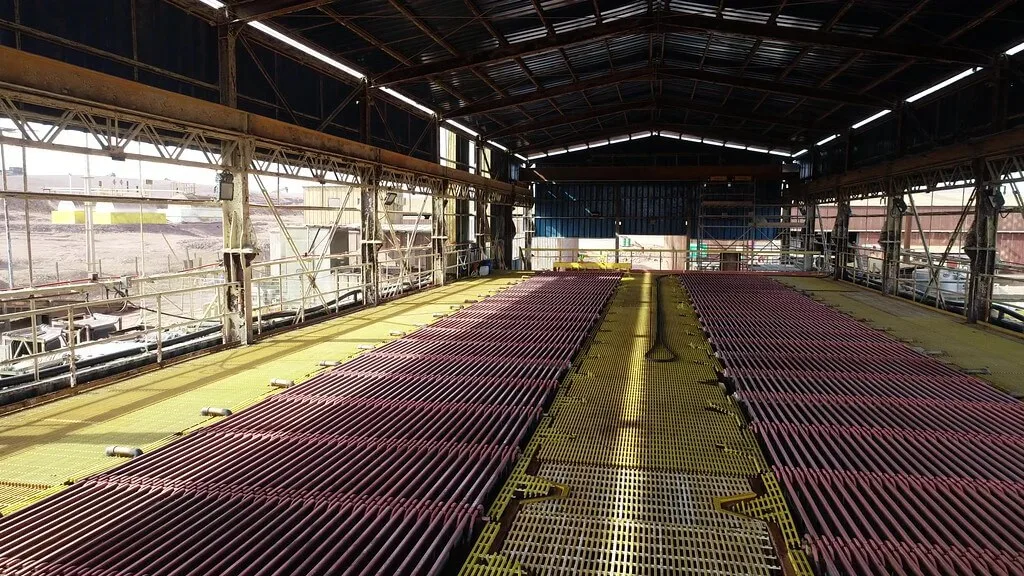 Interior de nave industrial con tubos metálicos alineados