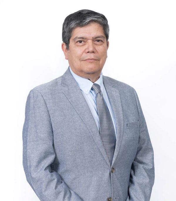 Hombre con traje gris y corbata azul