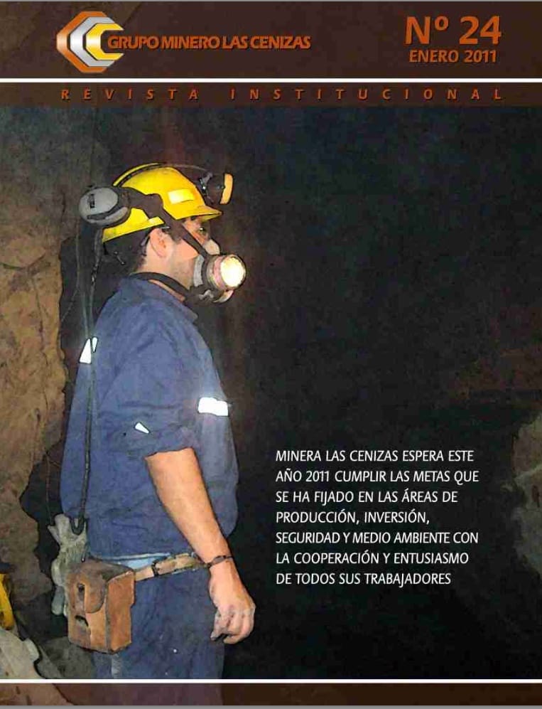 Minero con casco y lámpara en mina subterránea