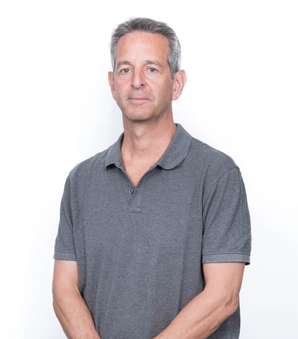 Hombre de mediana edad con polo gris