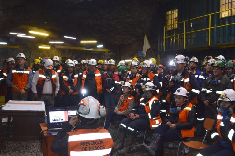 Mineros atendiendo charla de seguridad en mina