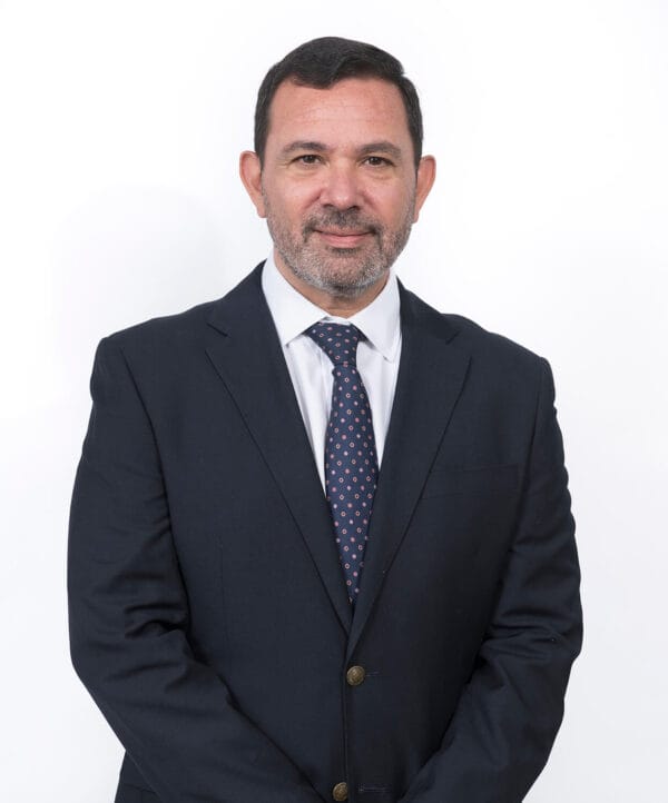 Hombre con traje y corbata sobre fondo blanco