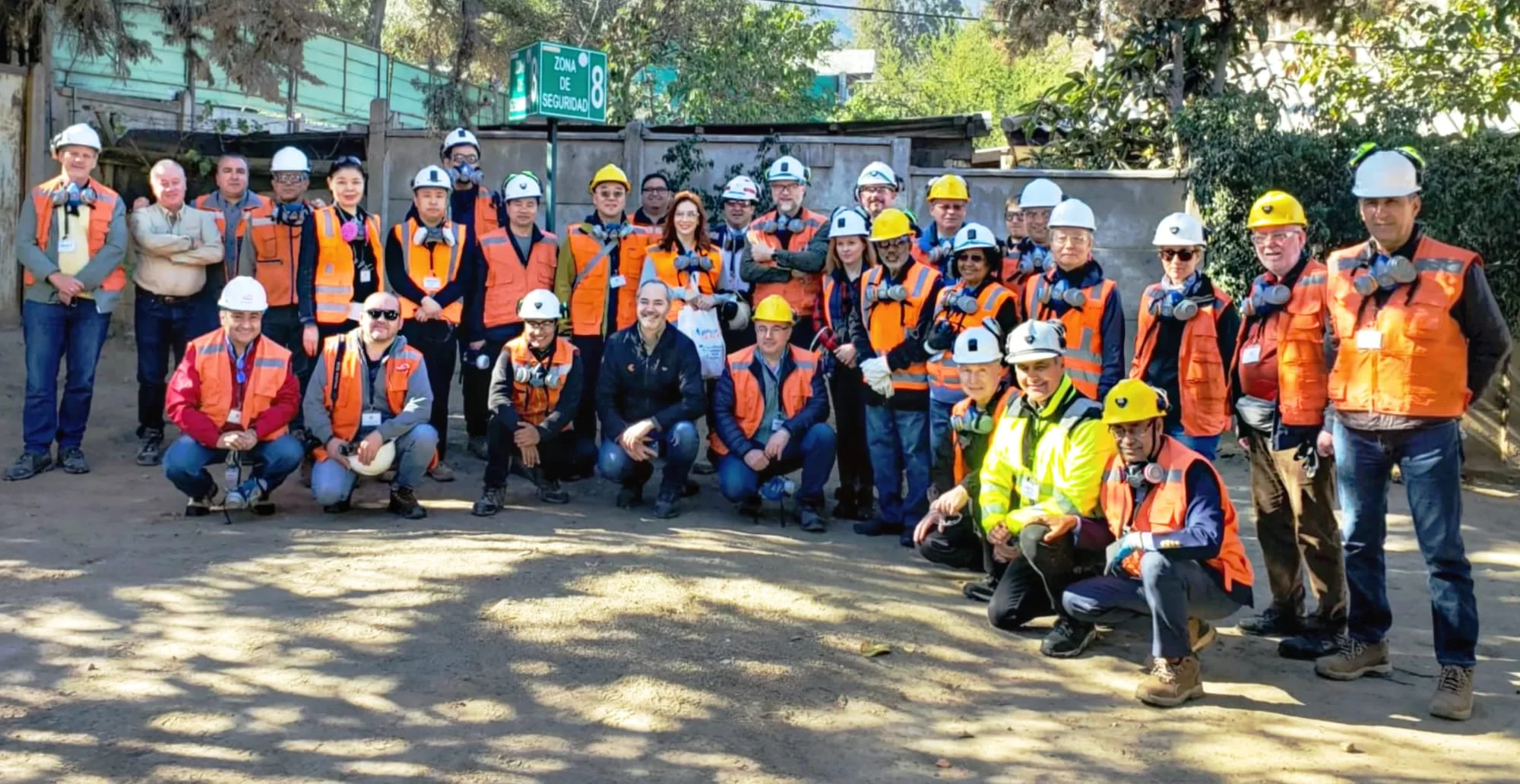 Grupo de trabajadores con cascos y chalecos reflectantes