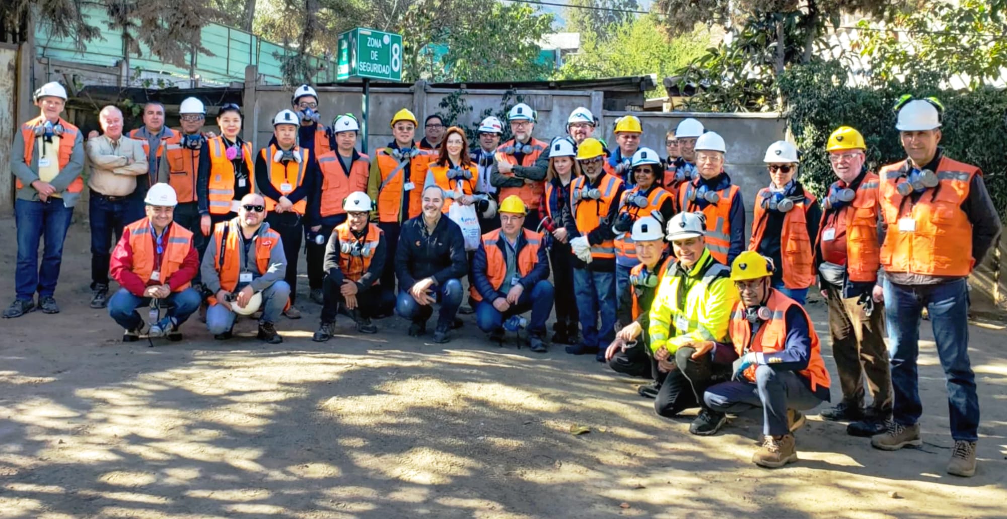 Grupo de trabajadores con cascos y chalecos reflectantes