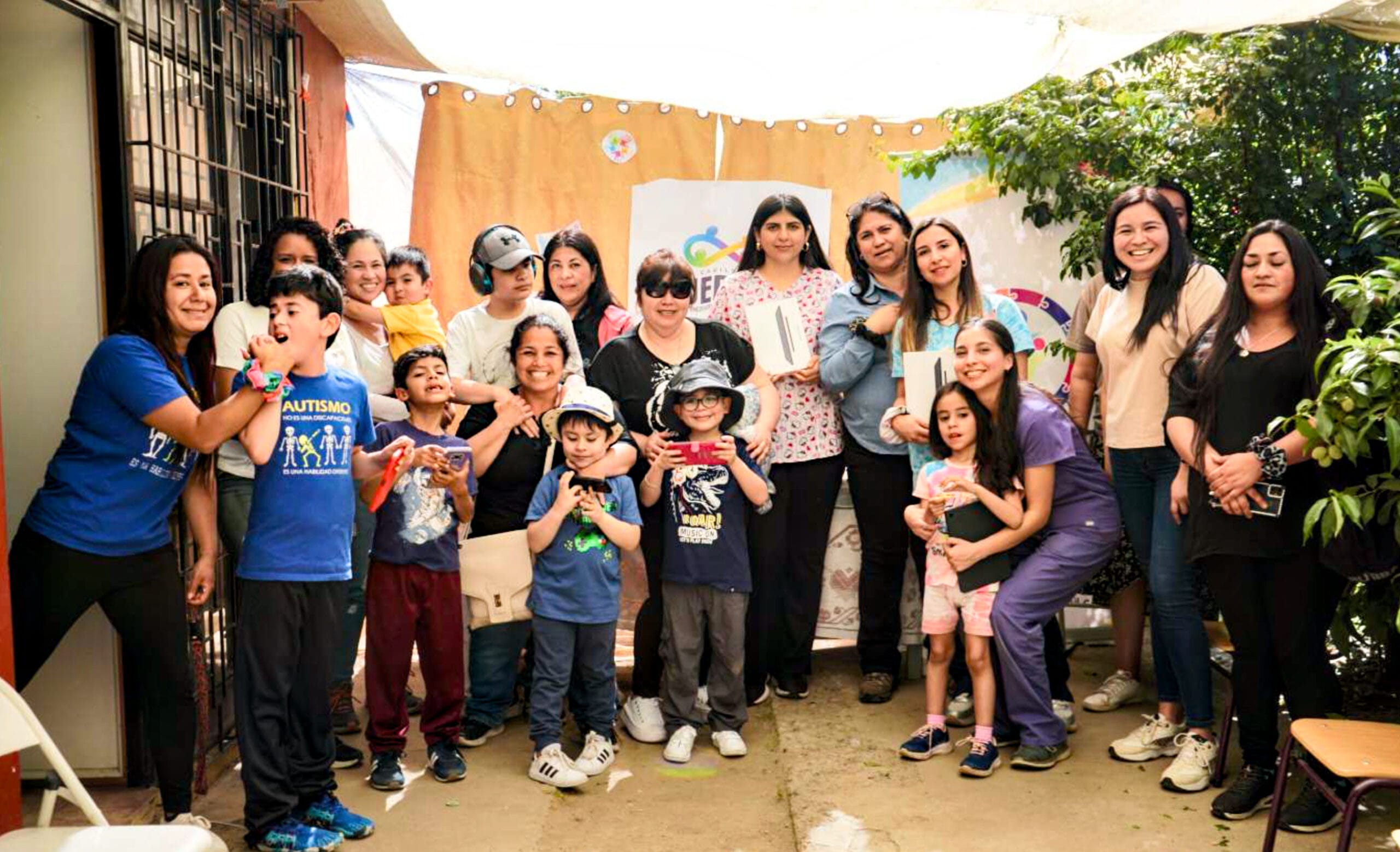 Grupo de familias en evento comunitario al aire libre