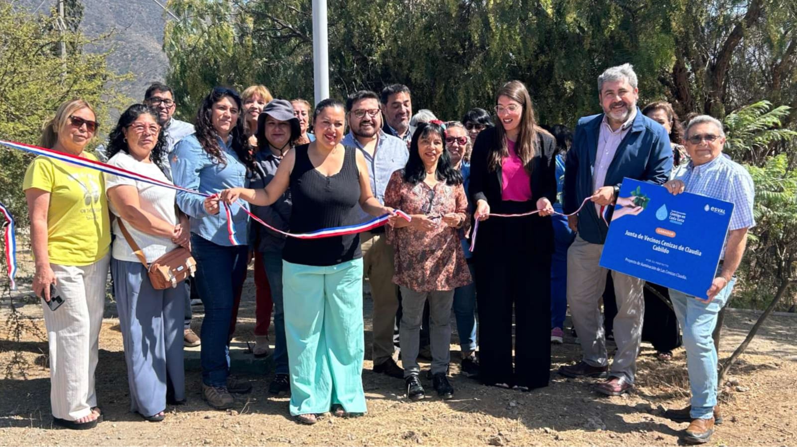 Grupo en inauguración con corte de cinta
