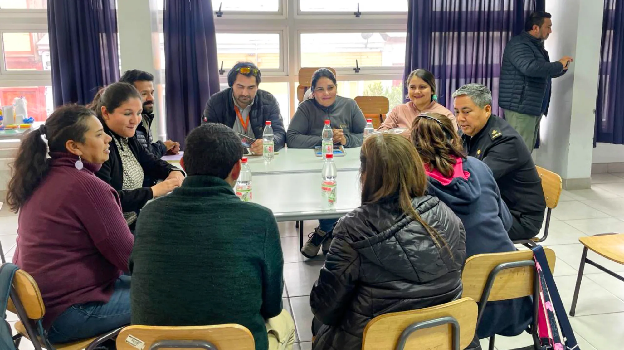 Grupo de adultos reunidos en mesa redonda