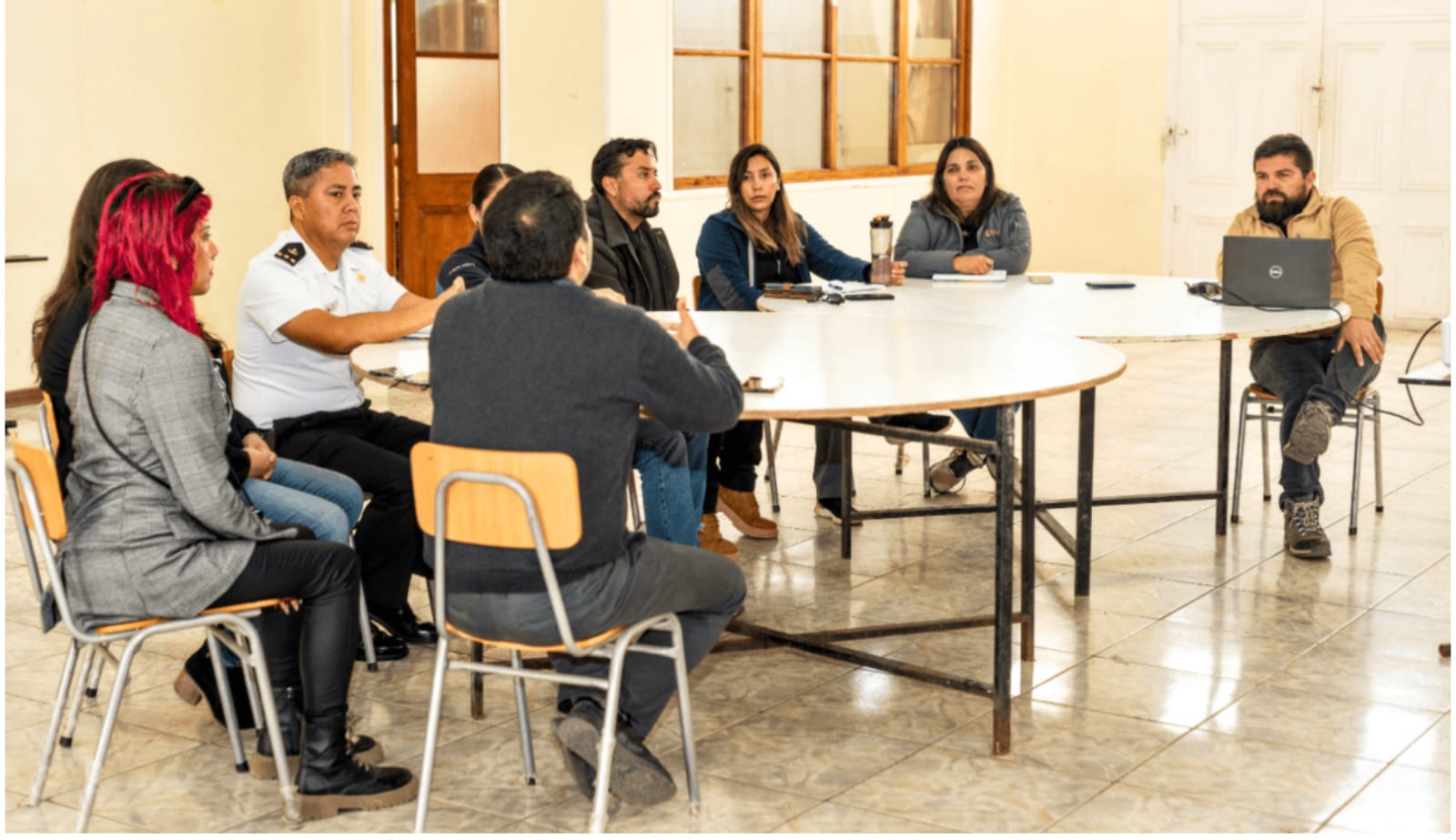 Grupo de personas reunidas en mesa redonda