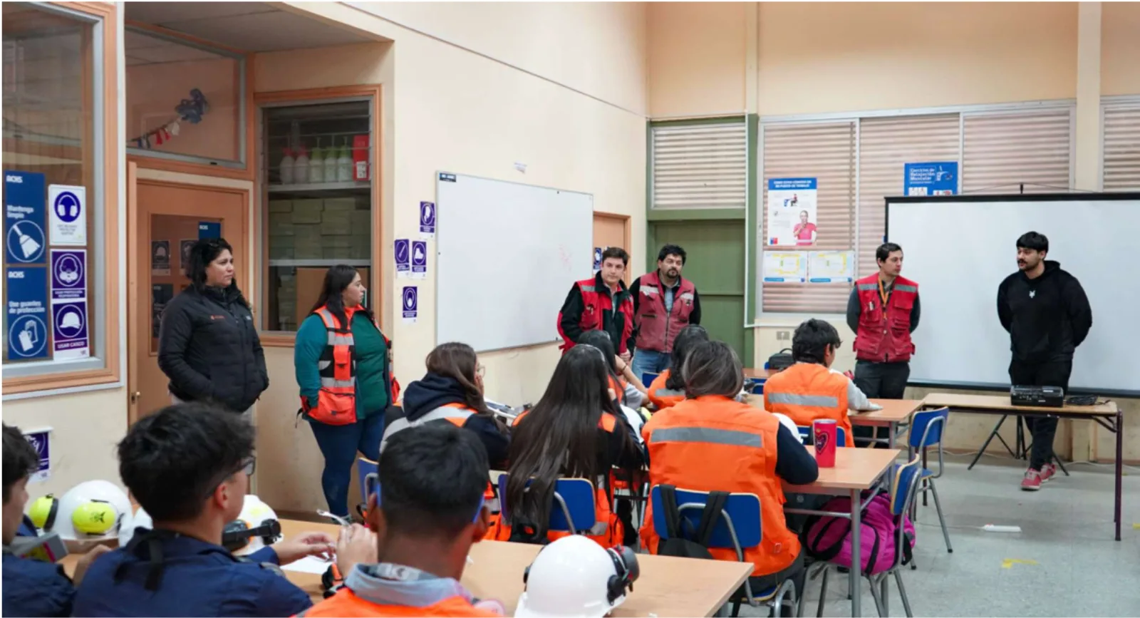 Clase de formación en seguridad con chalecos reflectantes