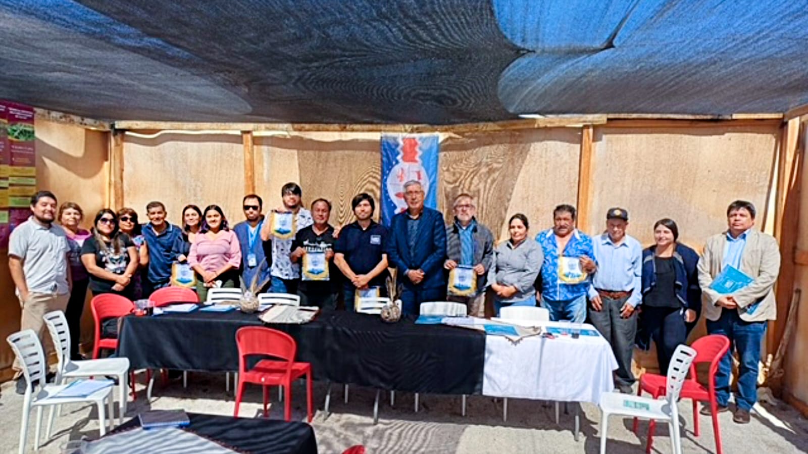 Grupo de personas en acto comunitario con diplomas