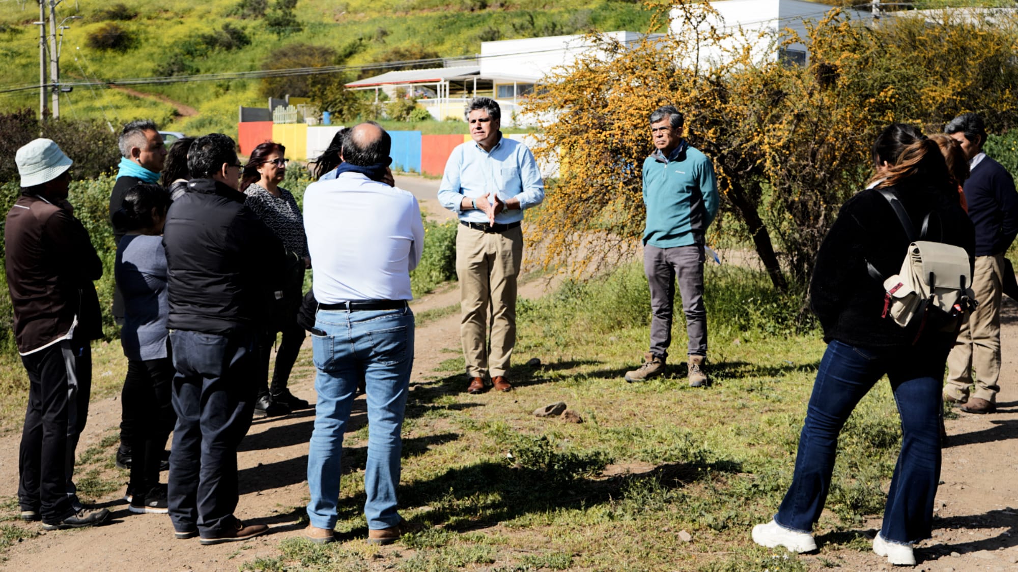 Grupo de personas escuchando charla en zona rural