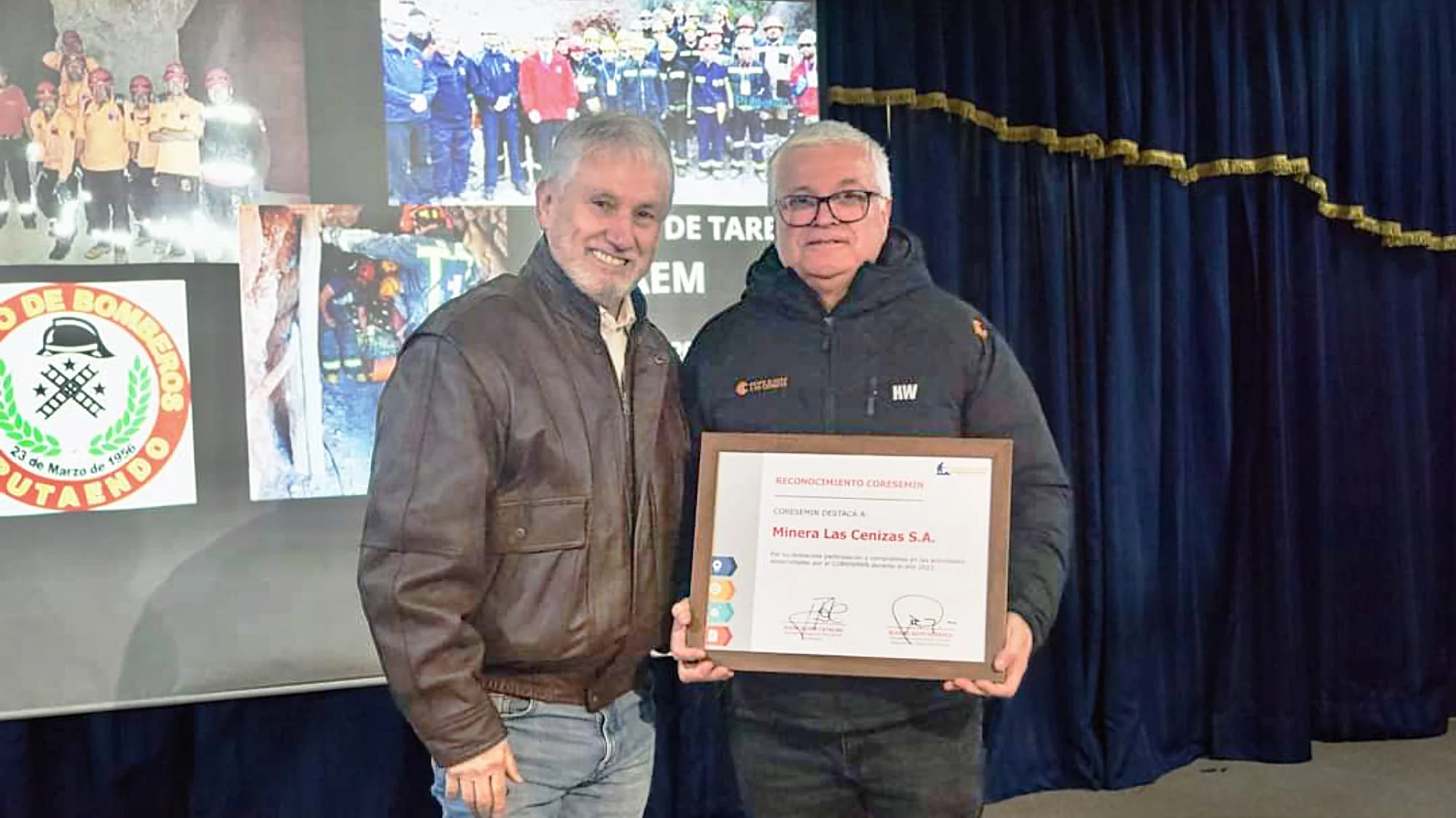 Entrega de reconocimiento a empresa minera