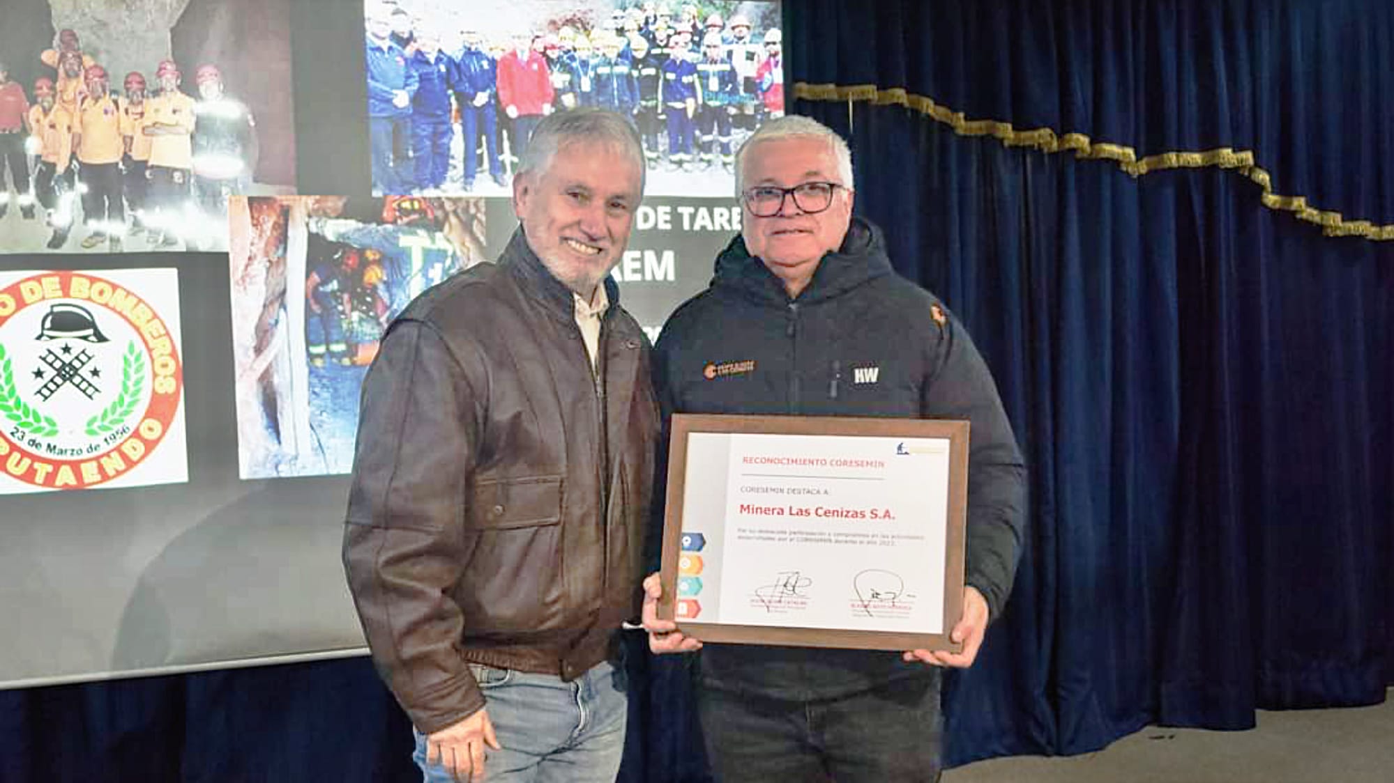 Entrega de reconocimiento a empresa minera