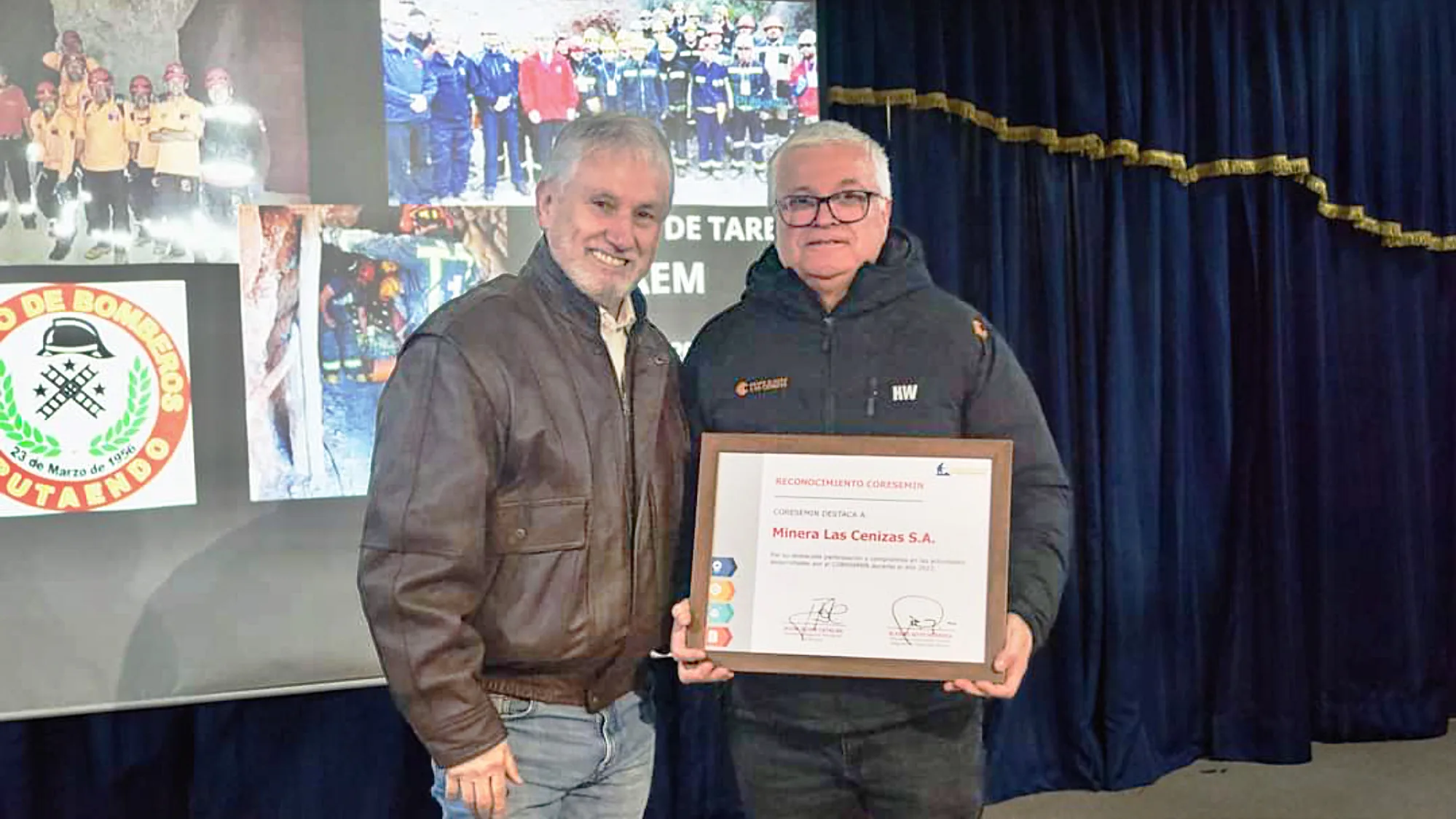 Entrega de reconocimiento a empresa minera