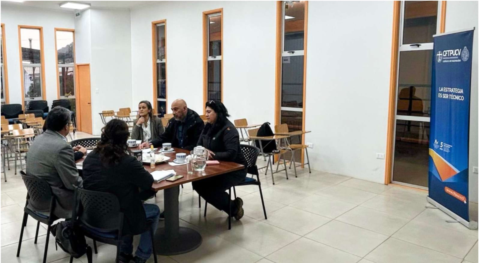 Reunión de trabajo en sala universitaria