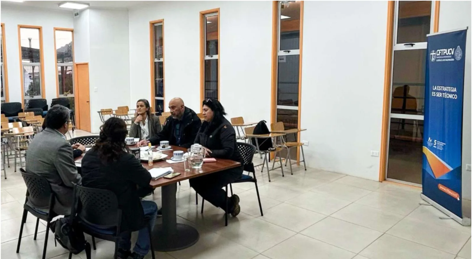 Reunión de trabajo en sala universitaria