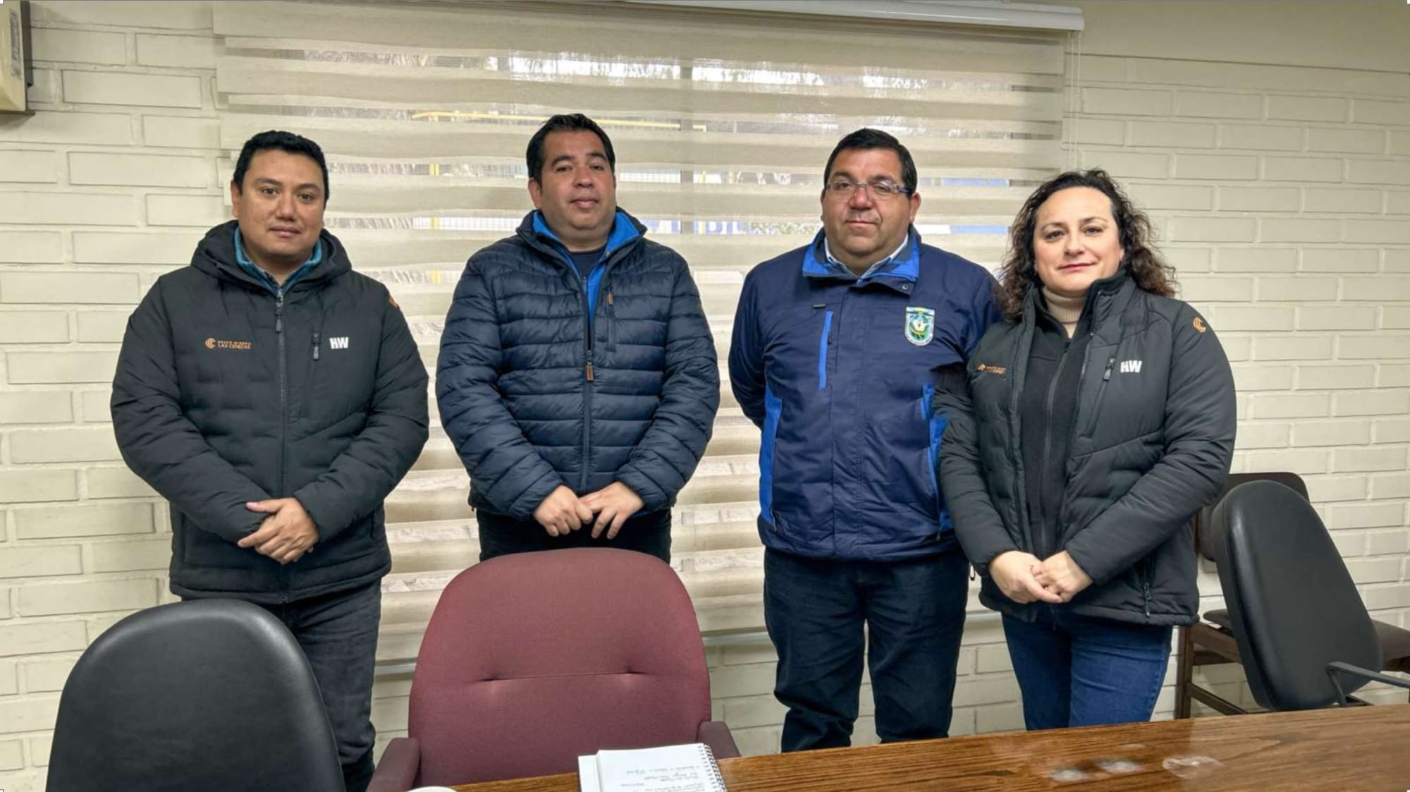 Cuatro personas de pie en oficina