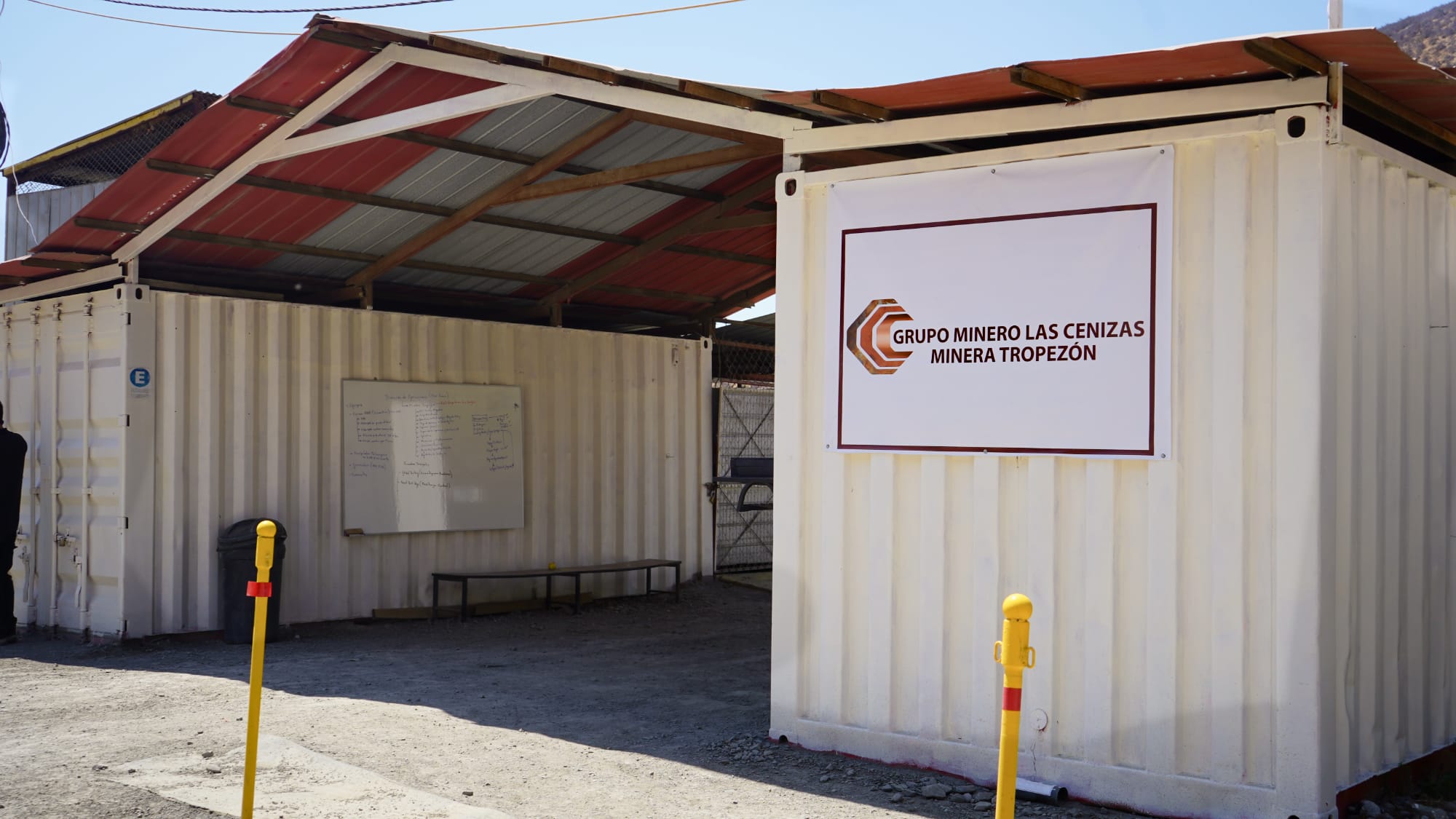 Oficina modular en faena minera con cartel corporativo