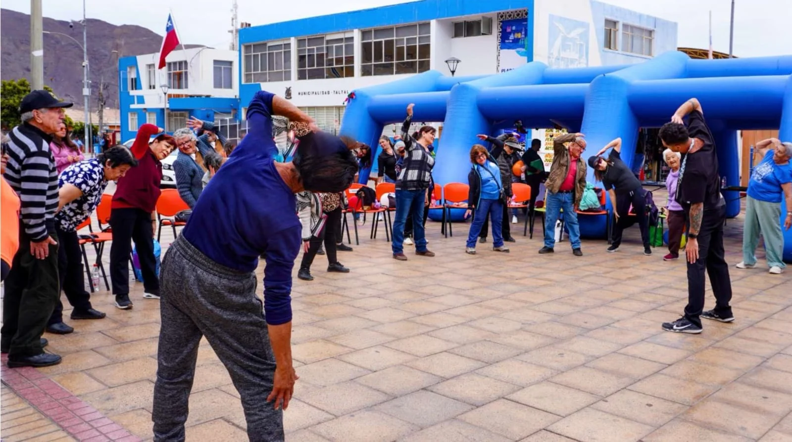 Mayores haciendo ejercicios en plaza pública