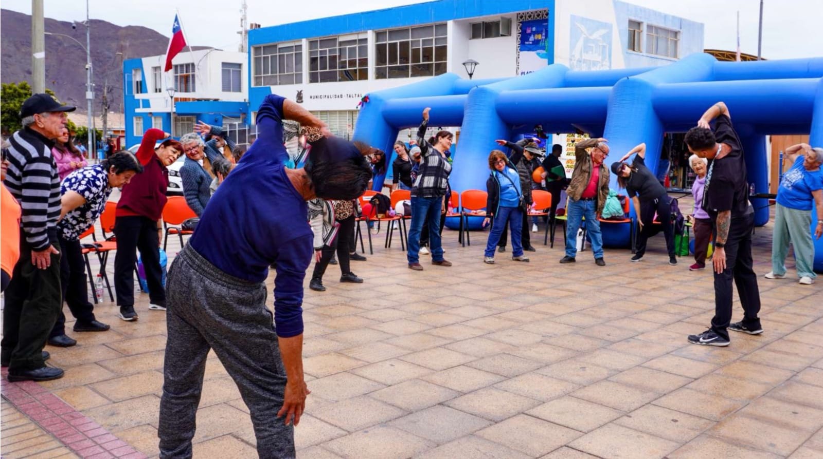 Mayores haciendo ejercicios en plaza pública