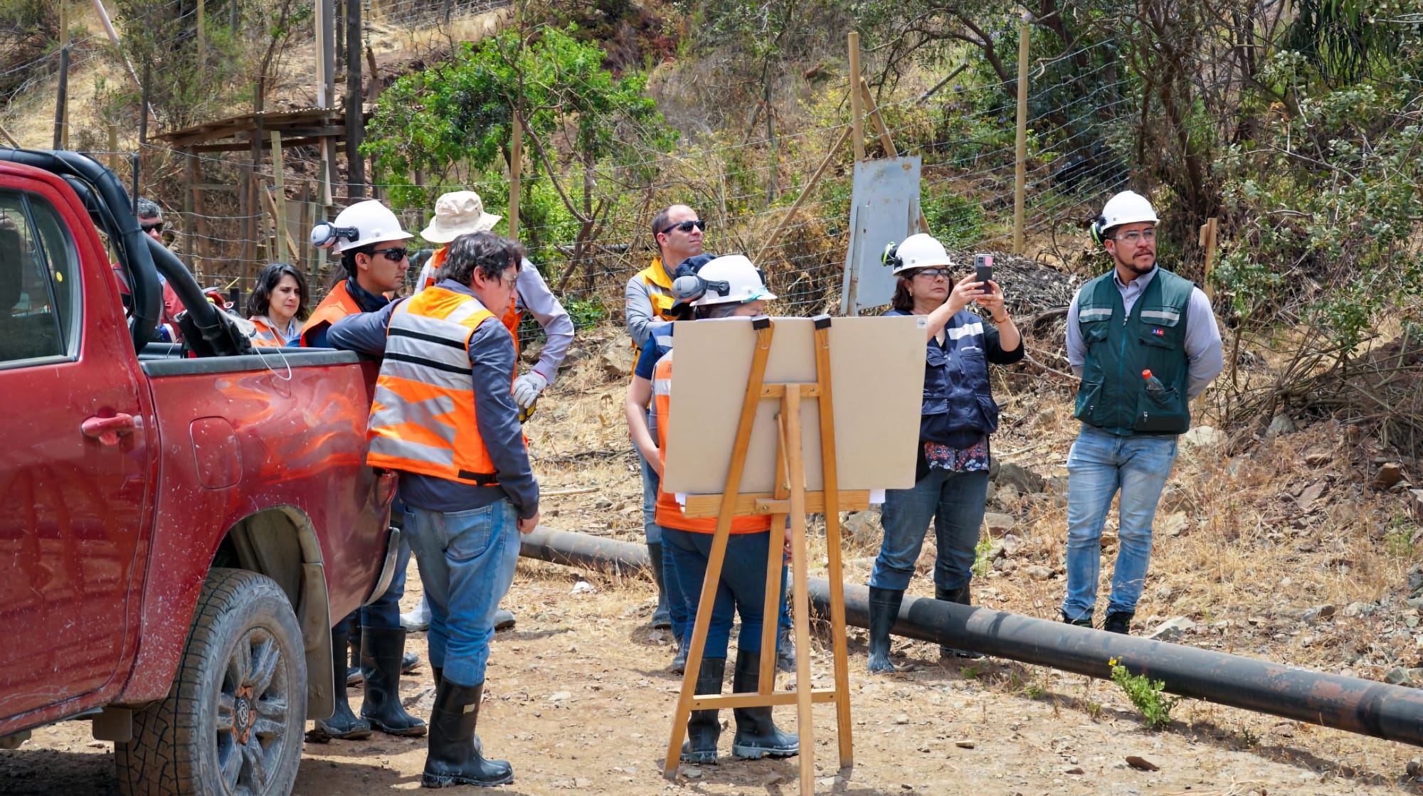 Equipo técnico revisando planos en obra exterior